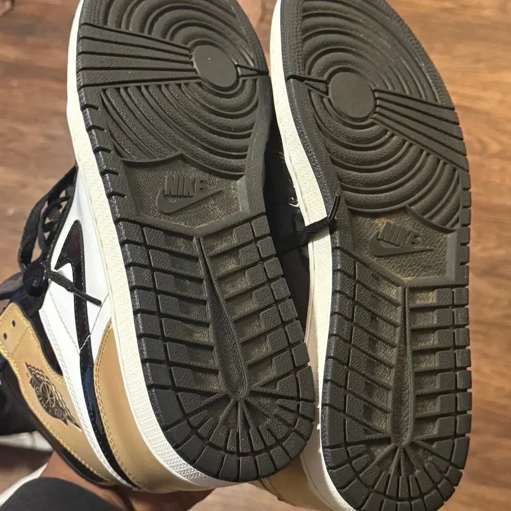 Air Jordan 1 Retro High OG Gold Toe Black White Size 11 (2017)